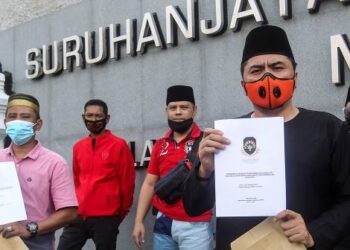 DEMI INTEGRITI... Presiden Gagasan Baharu Harapan Malaysia (GBNM), Mohd. Zulfitri Mohd. Basir  (kanan) bersama Presiden Persatuan Kebajikan Anak Bersatu Selangor, Rahmadin Alimuddin (kiri) menunjukkan memorandum mendesak Suruhanjaya Pencegahan Rasuah Malaysia (SPRM) menyiasat isu kartel daging import yang menggunakan logo Halal palsu di Putrajaya, baru-baru ini.