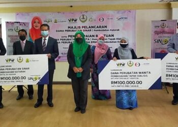 WAN Norashikin Wan Noordin (tengah) bersama penerima dana perubatan berjumlah RM100,000 di Pejabat Setiausaha Kerajaan (SUK) Negeri Perak, Ipoh, hari ini. - FOTO/ASLIZA MUSA