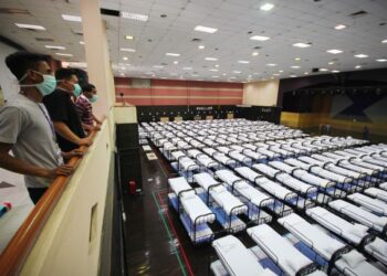 BEBERAPA petugas membuat persiapan terakhir Pusat Kuarantin dan Rawatan Covid-19 di Dewan Kampus Kesihatan USM Kubang Kerian, Kelantan, hari ini. - UTUSAN/ZULHANIFA SIDEK