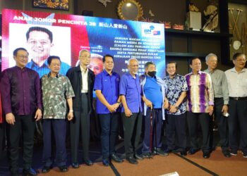 JOHAN Arifin Mohd. Ropi pada Jamuan Makan Malam dan Majlis Ramah Mesra Bersama Persatuan serta Pertubuhan Bukan Kerajaan Bangsa Cina di Restoran Cathay, Stulang Laut, Johor.