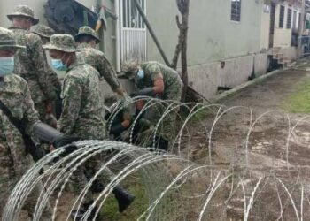 ANGGOTA tentera memasang kawat besi di beberapa lorong jalan di Taman Temerloh Jaya, Temerloh, Pahang, semalam.