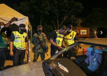 MOHD. Redzuan Salleh (dua dari kanan) memeriksa dokumen perjalanan seorang pemandu di SJR Plaza Tol Alor Setar Utara, Alor Setar, awal pagi hari ini. - UTUSAN/SHAHIR NOORDIN