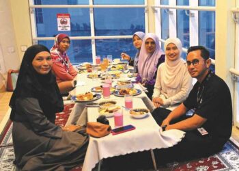 SEBAHAGIAN pengunjung berbuka puasa sambil menikmati keindahan matahari terbenam di ‘Sky Terrace’, Jambatan Angkat Kuala Terengganu, Kuala Terengganu, semalam.