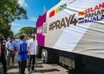 TENGKU Sarafudin Badlishah Sultan Sallehuddin (kanan) dan Syeikh Zakaria Othman (kiri) melihat lori yang membawa barang bantuan pada Majlis Pelepasan Misi Bantuan Banjir LZNK di Alor Setar, Kedah, hari ini. - FOTO/SHAHIR NOORDIN