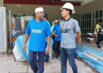 ABDUL Azeez Abdul Rahim (kanan) ketika melawat tapak projek pembinaan Hospital Pakar Baling di Pekan Baling.