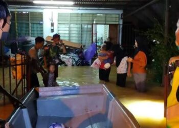 SEBUAH keluarga dipindahkan selepas rumah mereka dinaiki air dalam kejadian banjir di Sungai Petani, Kedah, awal pagi hari ini. - MEDIA SOSIAL