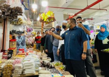 MUHAMMAD Sanusi Md Nor meninjau salah sebuah gerai menjual makanan ringan ketika melakukan Walkabout di Pekan Rabu, Alor Setar, Kedah, hari ini. - FOTO/JAMLIAH ABDULLAH