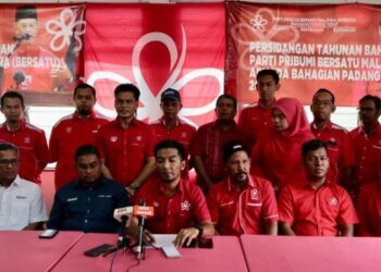 KHAIRUL Anuar Ramli (duduk, dua dari kiri) bersama Mohd. Zharif Mohd. Zohdi (duduk, tiga dari kiri) dalam sidang akhbar di Bilik Gerakan Bersatu Bahagian Padang Terap, hari ini. - FOTO/SHAHIR NOORDIN