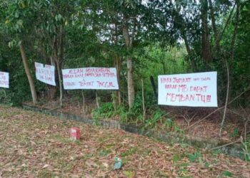 SEBAHAGIAN kain rentang yang dipasang penduduk mengenai nasib mereka yang kehilangan tempat tinggal di Kampung Baru Pulau Tiga, Sungai Layar, Jalan Lencongan Darat, Sungai Petani, Kedah. – FOTO/ABD. RAZAK OSMAN