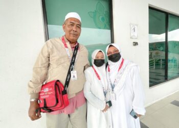 NUR Ain Sakinah Mohd. Fauzi (tengah) bersama Mohd. Fauzi Johari (kanan) dan Sofiah Man pada Majlis Mengucapkan Selamat Jalan Kepada Jemaah Haji Kedah ke Tanah Suci 1444 Hijrah di Alor Setar, Kedah. - UTUSAN/JAMLIAH ABDULLAH