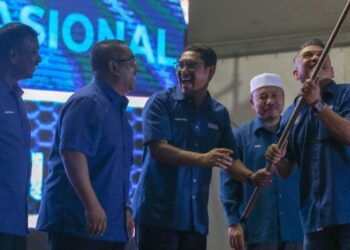 MUHAMMAD Sanusi Md. Nor (dua dari kiri) bersama Timbalan Pengerusi PN, Datuk Seri Ahmad Faizal Azumu dan pimpinan lain ketika Himpunan Jentera PN Kedah di Kompleks Pas Kedah, Alor Setar, malam tadi. - FOTO/SHAHIR NOORDIN