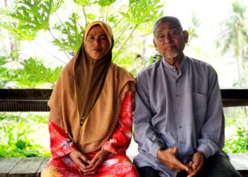 MOHD.  Kassim Abdul Hamid dan Asma Aziz ketika ditemui di rumah mereka di Tebengau Kuala Kedah, Alor Setar, Kedah, semalam.