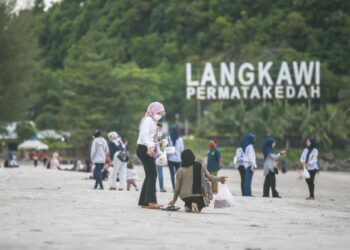 LANGKAWI menjanjikan pelbagai keunikan dan keseronokan kepada pengunjung. - UTUSAN/NUR AMALINA AZMAN