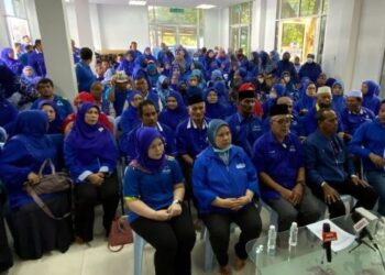 NORDIN Ali (depan, tiga dari kiri) bersama Ahli Jawatankuasa UMNO Bahagian Langkawi serta Ketua-Ketua Pusat Daerah Mengundi (PDM) dan ahli UMNO pada sidang akhbar di Wisma UMNO Langkawi, Langkawi. - FOTO/NUR AMALINA AZMAN