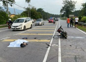 KEADAAN mayat Zaiton Ismail yang maut setelah terlibat dalam kejadian langgar lari di Kilometer 44, Jalan Alor Setar – Butterworth berdekatan Kampung Sungai Tok Pawang, Bedong, Sungai Petani, Kedah.