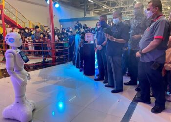 DR. Adham Baba (empat dari kanan) melihat aksi robot bernama Pepper selepas merasmikan Galeri Pameran Robotik atau Cybernetics di Pusat Sains Negara Cawangan Wilayah Utara di Alor Setar, hari ini.