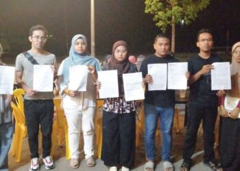 MANGSA penipuan sebuah syarikat perancang perkahwinan menunjukkan laporan polis ketika ditemui di Gurun, Sungai Petani, Kedah. - MINGGUAN/OTHMAN YAHAYA