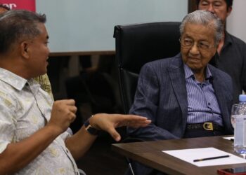 DR. Mahathir Mohamad ketika mengadakan pertemuan dengan pengusaha perkhidmatan feri Langkawi di sebuah hotel di Kuah, Langkawi, semalam. -UTUSAN/SHAHIR NOORDIN