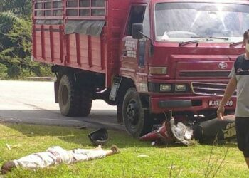 KEADAAN mayat Saleh Bakar yang maut selepas terbabit dalam kemalangan dengan sebuah lori di simpang empat Kampung Kuala Sungkup, Bukit Selambau, Sungai Petani, Kedah, hari ini.