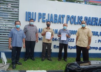 JAMANI Jamaludin menunjukkan laporan polis yang dibuat terhadap seorang individu kerana didakwa mengeluarkan kenyataan tidak berasas dan berunsur fitnah terhadap penghulu di IPD Kota Setar, Alor Setar, hari ini.