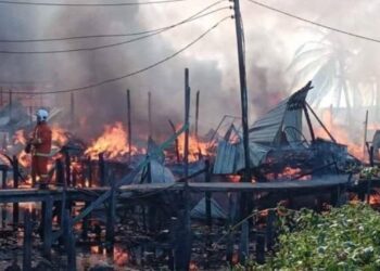 Kebakaran di Kampung Sundang Laut, Batu Sapi yang memusnahkan 30 buah rumah, di Sandakan, Sabah hari ini