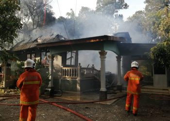 ANGGOTA Bomba dan Penyelamat Kuala Berang memadam kebakaran di sebuah rumah di Kampung Tok Lawit, Hulu Terengganu, hari ini.