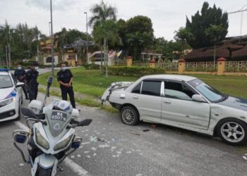 KERETA suspek yang ditahan polis selepas cuba melarikan diri dari pemeriksaan 'snap check' di Behrang dekat Tanjung Malim, Perak semalam. - GAMBAR MEDIA SOSIAL