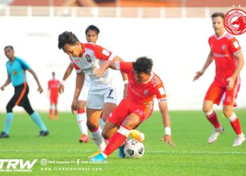 KELANTAN FC (jersi merah) gagal memanfaatkan kelebihan beraksi di laman sendiri selepas tewas tipis 0-1 kepada Sarawak United dalam aksi Liga Perdana. - IHSAN KELANTAN FC