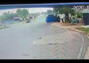 TANGKAP layar rakaman CCTV sebuah motosikal Yahama 135LC dirempuh Perodua Alza di Kilometer 5 Jalan Paka-Al Mukhtafi Bilah Shah berhampiran Kampung Bukit Merah, Paka di Dungun, Terengganu hari ini.