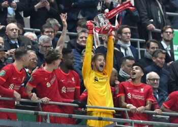 KEPA Arrizabalaga menendang bola tinggi melepasi palang ketika mengambil sepakan penalti terakhir Chelsea yang menyebabkan pasukannya tewas kepada Liverpool dalam perlawanan akhir Piala Liga di Stadium Wembley, London semalam. – AFP