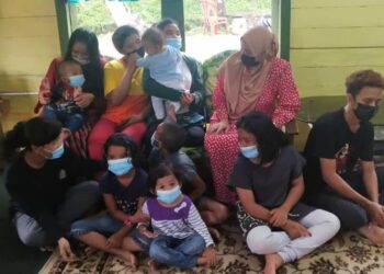 NOR Aziah Anuar (belakang, kanan) bersama 11 orang anaknya yang kini hidup terhimpit sejak pandemik Covid-19 dan pelaksanaan PKP ketika ditemui di Kampung Kempas Baru, Johor Bahru di Johor. -UTUSAN/BAAZLAN IBRAHIM