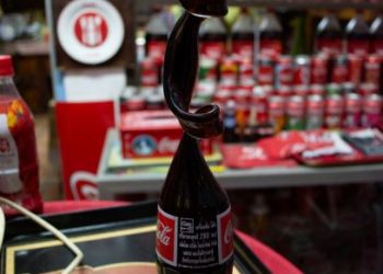 BOTOL minuman Coca-Cola berbentuk unik yang disimpan di rumah Ridzwan Darus di Taman Panchor Jaya, Seremban, Negeri Sembilan. - UTUSAN/ZAKKINA WATI AHMAD TARMIZI