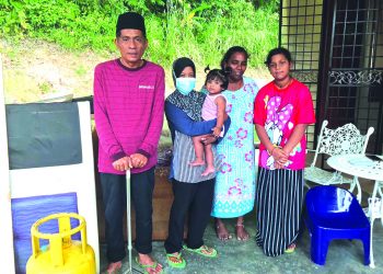 MOHAMAD Fakharulzaman Abdul Malik (kiri) bersama isterinya, Rohayati Salleh (dua dari kiri) dan L. Linda Kasturi ketika ditemui Utusan Malaysia di rumahnya di Taman Sungai Ujong, Seremban semalam. – UTUSAN/ZAKKINA WATI AHMAD TARMIZI