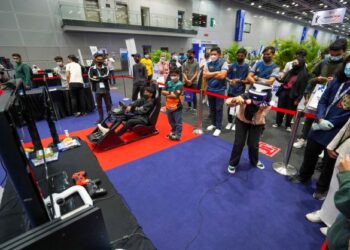 ORANG ramai menyertai pertandingan e-Sukan pada Program 100 Hari Aspirasi Keluarga Malaysia di Pusat Konvensyen Kuala Lumpur, semalam. – FOTO/SHIDDIEQIIN ZON