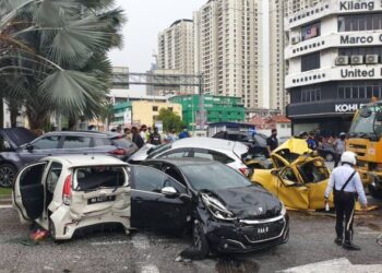 KEADAAN kenderaan yang dirempuh lori di persimpangan lampu isyarat Jalan Ipoh, Sentul, Kuala Lumpur, baru-baru ini.