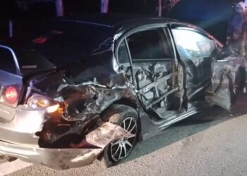 KEADAAN kereta Honda Civic yang dirempuh sebuah lori kontena hingga menyebabkan seorang maut di Kilometer 235.6, Lebuh Raya Utara-Selatan arah utara dekat Kuala Kangsar. - UTUSAN/JBPM PERAK