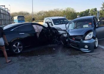 KEADAAN kemalangan melibatkan empat buah kenderaan selepas sebuah kereta jenis Honda Civic dipandu secara melawan arus di susur Lebuh Raya Utara-Selatan ke Jalan Perusahaan Perai, Pulau Pinang, petang semalam.