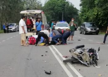 KEADAAN di lokasi kejadian membabitkan nahas dua buah kenderaan di Kilometer 15, Jalan Kuala Pilah-Simpang Pertang, dekat sini petang semalam.