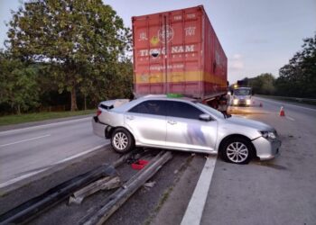 KEMALANGAN melibatkan kereta melanggar belakang sebuah treler yang mengorbankan seorang wanita warga emas di Kilometer 334.4, Lebuh Raya Utara-Selatan arah utara dekat Tapah hari ini. - UTUSAN/IHSAN PDRM