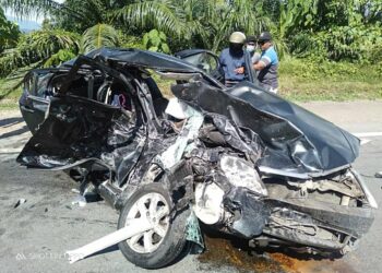 KERETA mangsa remuk selepas terlibat dalam kemalangan dengan sebuah bas ekspres di Kilometer 12 Jalan Bentong-Raub di Bentong, Pahang, hari ini.