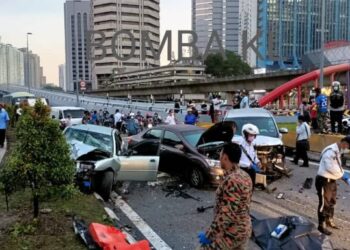 SEORANG maut dalam kemalangan membabitkan tiga kenderaan di Jalan Tunku Abdul Rahman di ibu negara pagi ini.- FOTO/IHSAN BOMBA