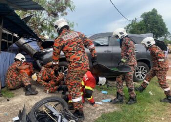 ANGGOTA bomba berusaha mengeluarkan mangsa yang tersepit dalam kemalangan membabitkan sebuah motosikal dan kereta berhampiran Pusat Latihan Tentera Darat (Pusasda) Port Dickson, petang tadi.