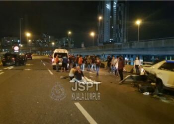 ORANG ramai melihat kejadian yang mengakibatkan wanita maut dan lelaki cedera parah di Lebuh Raya Mex berhampiran Bulatan Kampung Pandan, Kuala Lumpur, semalam.