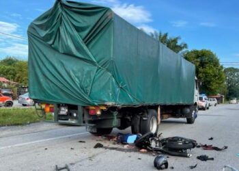 KEADAAN kemalangan yang menyebabkan seorang penunggang motosikal maut apabila melanggar belakang sebuah lori di Jalan Ipoh-Kuala Lumpur dekat Sungkai hari ini. - IHSAN PDRM