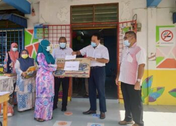 MOHAMAD Yasid Bidin (dua dari kanan) menyampaikan bantuan banjir kepada guru Kemas Kampung Paya Pasir terbabit banjir di Maran, Pahang.