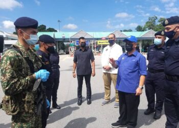 SAARANI Mohamad (dua dari kanan) meninjau barisan hadapan yang bertugas di SJR Tol Changkat Jering, Taiping, Perak, hari ini. - UTUSAN/SAYED HESHAM IDRIS