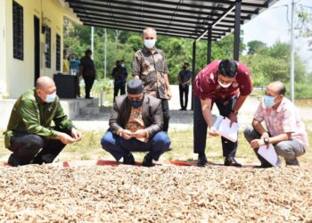 MOHD. Khairuddin Aman Razali (duduk dua kiri) melihat fiber kenaf yang diproses di Gua Mesa, Rantau Panjang, Kelantan, semalam.