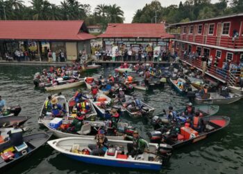 SEBAHAGIAN peserta pertandingan memancing Asean Monsoon Casting Tournament (AMCT) dalam majlis pelepasan di Tasik Kenyir, Hulu Terengganu hari ini.