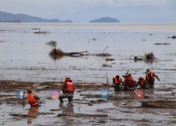 SEBAHAGIAN anggota daripada pelbagai agensi yang menyertai SAR dua mangsa yang hilang dalam kejadian kepala air di muara sungai di Yan, Kedah hari ini.