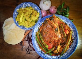 Kari kepala ikan boleh juga dicicah dengan roti atau roti canai.